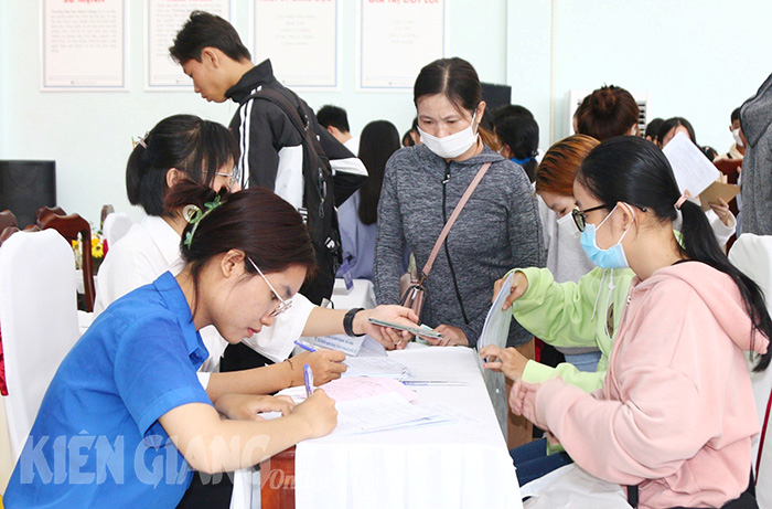 Gần 1.400 thí sinh Trường Đại học Kiên Giang làm thủ tục nhập học 